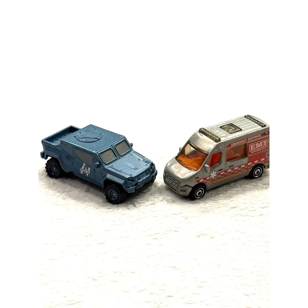 Matchbox Jurassic World InGen Armored Truck‎ & Renault Master Ambulance Lot 2017